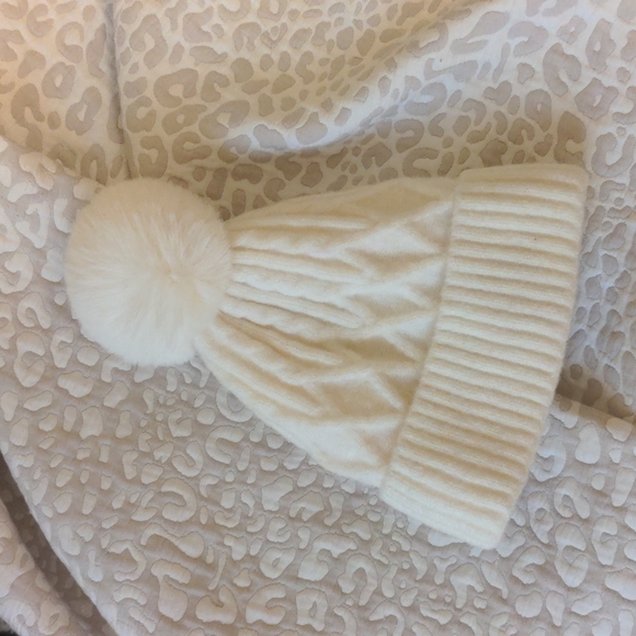 Francesca's Collections Accessories - Super soft creme beanie winter hat